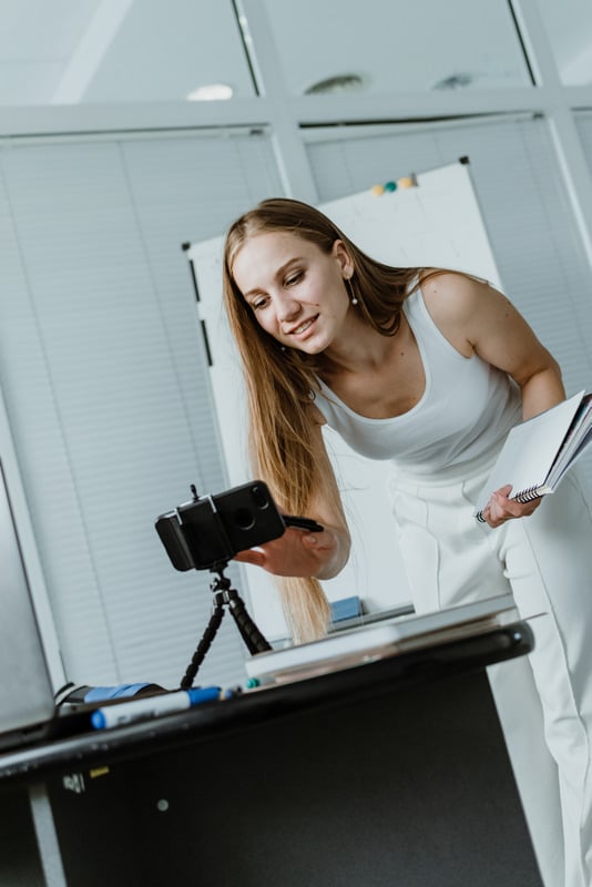 Persona grabando contenido